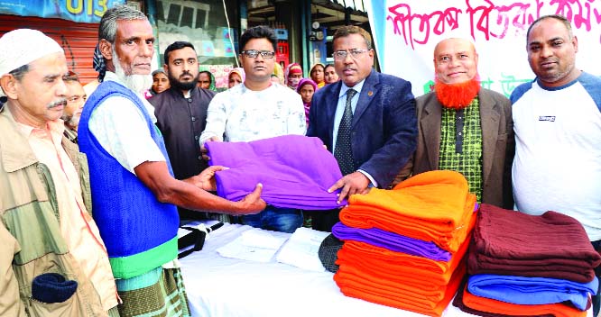 KHULNA: Sharif Shafiqul Hamid Chandon, Chairman, Khulna Unnyan Forum (KUF) distributing blankets among cold-hit people at its Office in Pabla Notun Rastar Intersection of Daulatpur in the city on Monday evening.