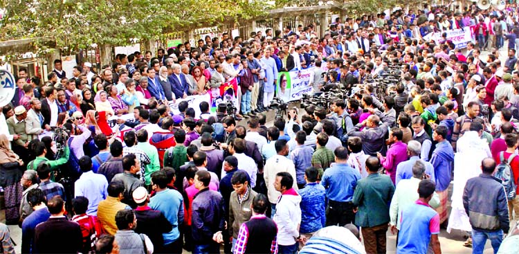 BNP Secretary General Mirza Fakhrul Islam Alamgir speaking at a human chain in front of the Jatiya Press Club on Wednesday demanding fresh parliamentary election.
