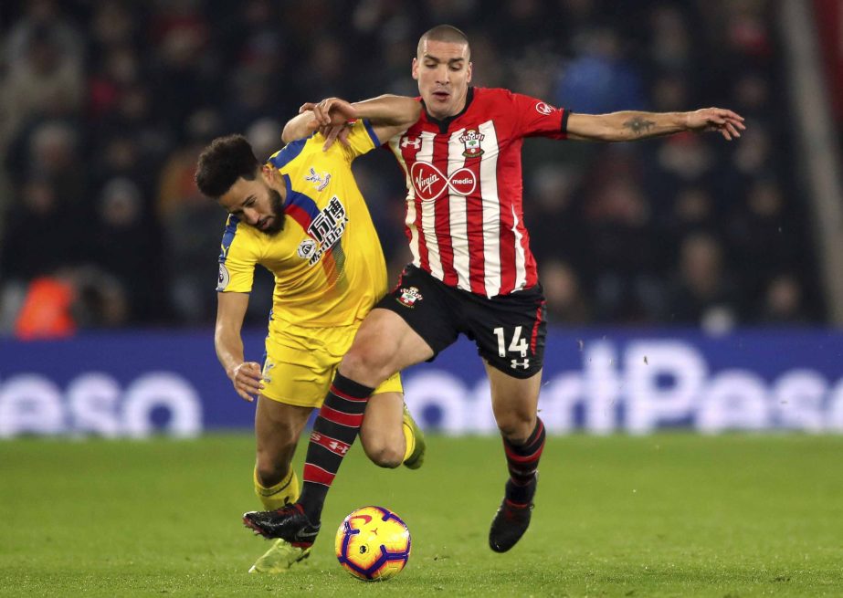 Southampton's Oriol Romeu (right) and Crystal Palace's Andros Townsend clash during their English Premier League soccer match at St Mary's Stadium in Southampton, England on Wednesday.