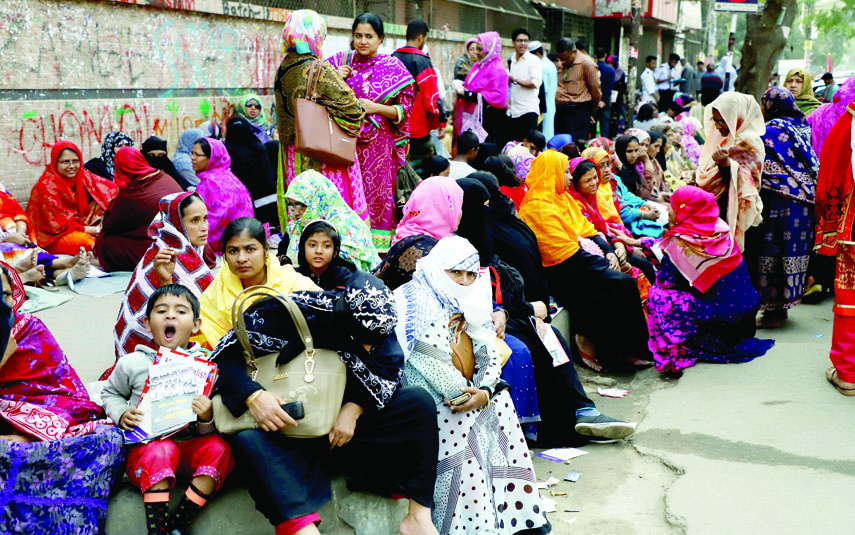 Guardians of the S.S.C. examinees seen to sit on the streets. The snap was taken from in front of the city's Motijheel Ideal School on Saturday.