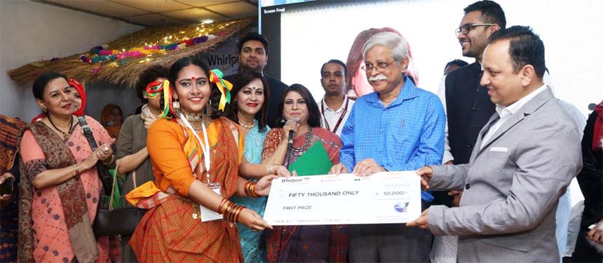 Dr. Muhammed Zafar Iqbal, handing over the Yes Cards to a winner of Whirlpool Pitha Utshob for its Grand Finale at a programme at RAOWA Convention Hall in the city on Saturday as chief guest. Best Electronics, in association with Lobbi Rahman's Cooking F