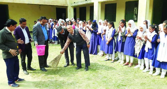 SIRAJDIKHAN(Munshiganj): A cleanliness drive was launched at Sirajdikhan Ichhapura Govt Model High School premises on Friday. Among others, Md Nasin Uddin, Headmaster of the School , Dr Bodiuzzaman, Upazila Health and Family Planning Officer, Kazi Abd