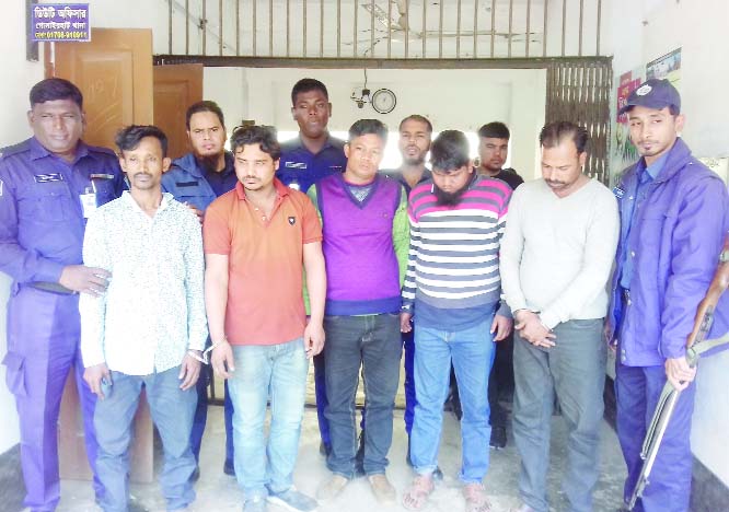 SHARIATPUR: Police arrested five 'fake policemen' while collecting extortion money in Gosairhat upazila early Sunday.