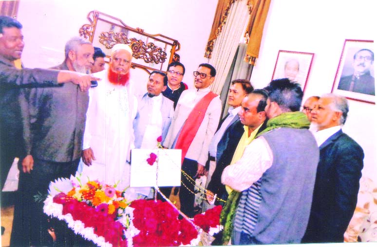 Motijheel Hawkers Union which is managed by Gause Pak Bhaban congratulated Obaidul Kader, Minister for Road Transport and Bridges with bouquet on Monday. During the time, President of Gause Pak Bhaban Md Ahsan Ullah, General Secretary Md Abdul Huq and Md