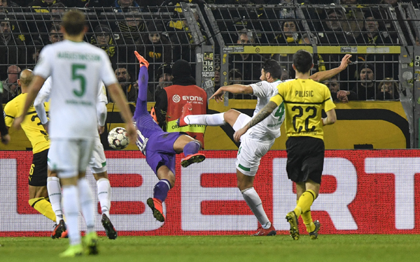 Bremen's Claudio Pizarro scores his side's second goal against Dortmund goalkeeper Eric Oelschlaegel in overtime during the German soccer cup, DFB Pokal, match between Borussia Dortmund and Werder Bremen in Dortmund, Germany onTuesday.