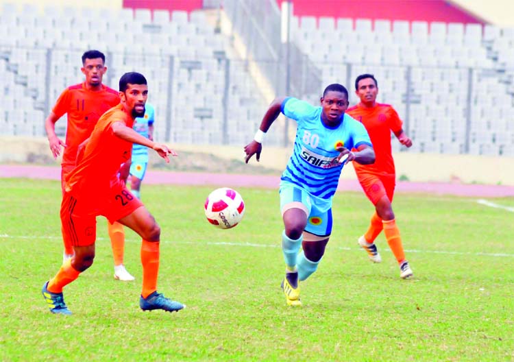 A scene from the football match of the Bangladesh Premier League between Chittagong Abahani Limited and Brothers Union Limited at the Bangabandhu National Stadium on Friday. Chittagong Abahani won the match 3-2.