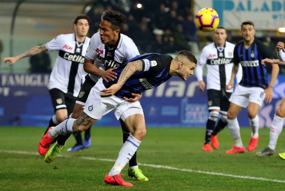 Parma's Bruno Alves (left) and Inter's Mauro Icardi (right) battle for the ball during their Italian Serie A soccer match at Ennio Tardini Stadium in Parma, Italy on Saturday.