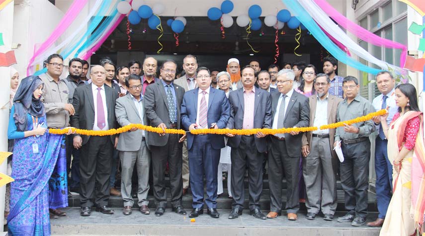Chairman of the Admission Committee of Eastern University Ali Azam inaugurates a 3-day long Admission Fair for Spring 2019 at the Dhanmondi, Dhaka campus on the University on Monday.