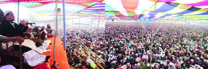 KURIGRAM: Charmonai Peer Saheb Hazrat Sayed Rezaul Karim conducting Munajat at the concluding programme of the three-day- long Ijtema organised by Islami Shasantantro Andolon at Dharla River side in Kurigram on Sunday.