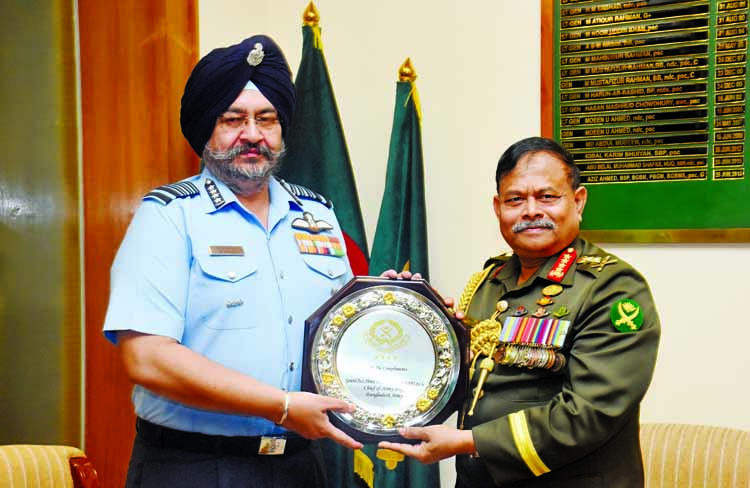 Chief of Army Staff General Aziz Ahmed presenting a crest to the visiting Chief of Air Staff of India, Air Chief Marshal Birender Singh Dhanoa when Dhanoa paid a courtesy call on General Aziz at the Army Headquarters in the city on Tuesday. ISPR photo