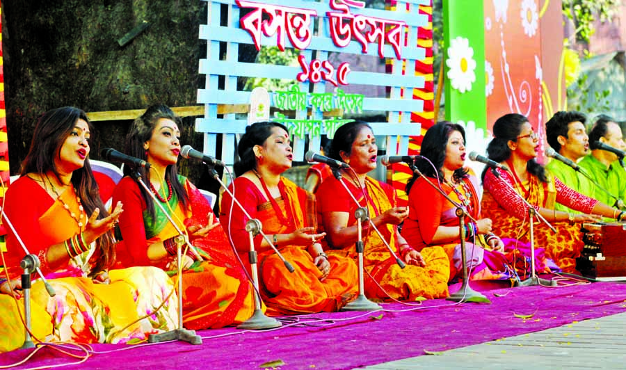 Artistes rendering song on the occasion of 'Basanta Utsab-1425' organised by Jatiya Basanta Utsab Udjapon Parshad at Bakultala of the Institute of Fine Arts of Dhaka University on Wednesday.