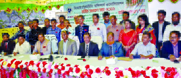 President and General Secretary of BIWTC Officers' Association SM Ashiquzzaman and SM Motahar Hossain respectively along with others at the annual general meeting organised by the association at BIWTC office in the city on Thursday.