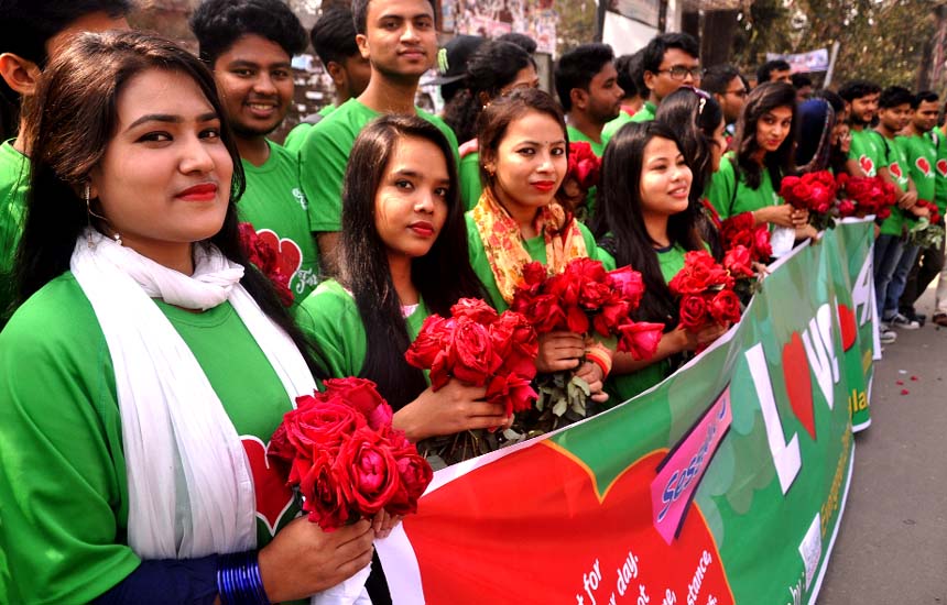 Marking the Valentine's Day, Evergreen 200m Bangladesh formed a human chain in front of the Jatiya Press Club on Thursday.