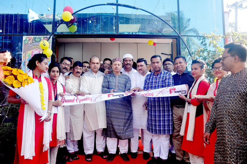 President of Chattogram Chamber of Commerce and Industry Mahbubul Alam inaugurating Shopping Bag, the biggest supershop at Kazir Dewi area on Friday.