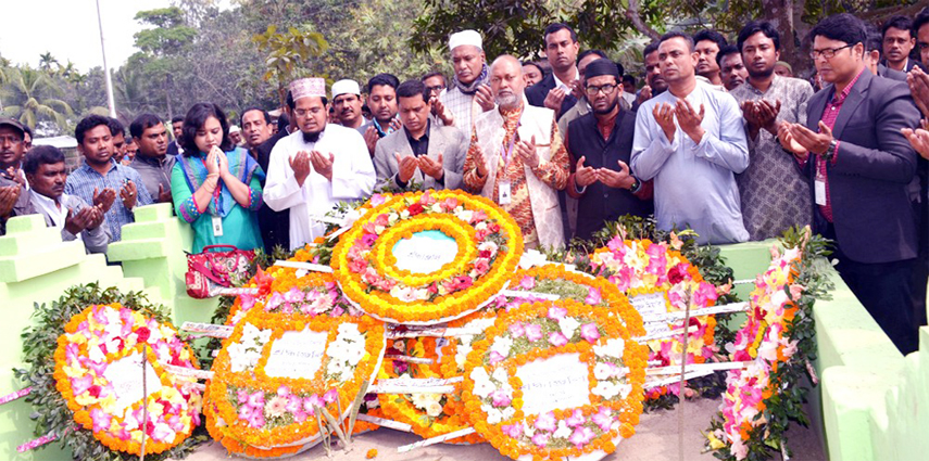Vice Chancellor of Begum Rokeya University Prof Dr Nazmul Ahsan Kalimullah placing wreaths at the grave of nuclear scientist Dr Wazed at Fatehpur Laldighee village in Pirganj upazila to celebrate the 78th Birth Anniversary of the scientist on Friday.