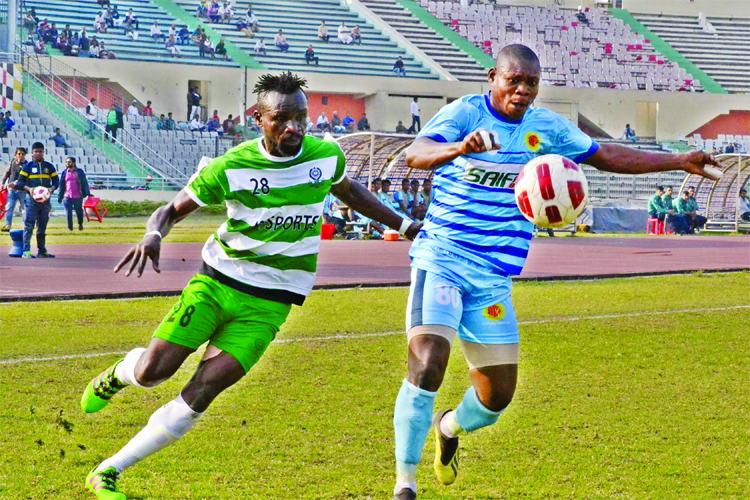 A scene from the football match of the Bangladesh Premier League between Dhaka Mohammedan Sporting Club Limited and Chittagong Abahani Limited at the Bangabandhu National Stadium on Monday. The match ended in a goalless draw.