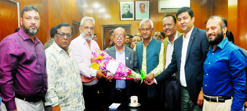 A delegation of Shippers' Council of Bangladesh (SCB) led by its Chairman Md. Rezaul Karim paid a courtesy call on Industries Minister Nurul Majid Mahmud Humayun at his office on Tuesday. Ariful Ahsan, Senior Vice-Chairman, Arzu Rahman Bhuiyan, Afsar Ud