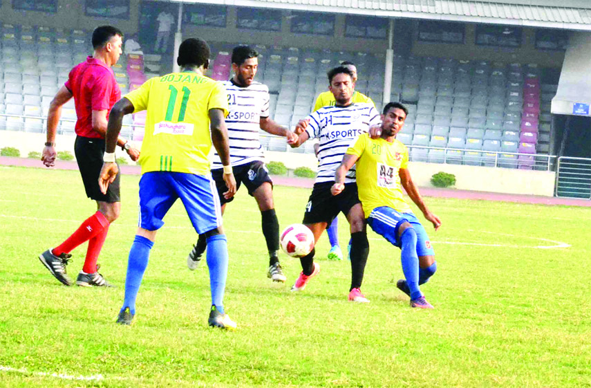 An action from the football match of the Bangladesh Premier League between Sheikh Jamal Dhanmondi Club Limited and Dhaka Mohammedan Sporting Club Limited at the Bangabandhu National Stadium on Friday. The match ended in a 1-1 draw.