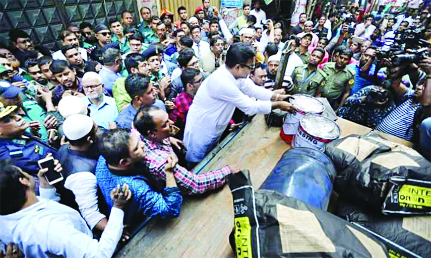 DSCC authority begins to remove chemical warehouses and factories from Old Dhaka and the basement of the Haji Wahed Manzil building on Saturday.