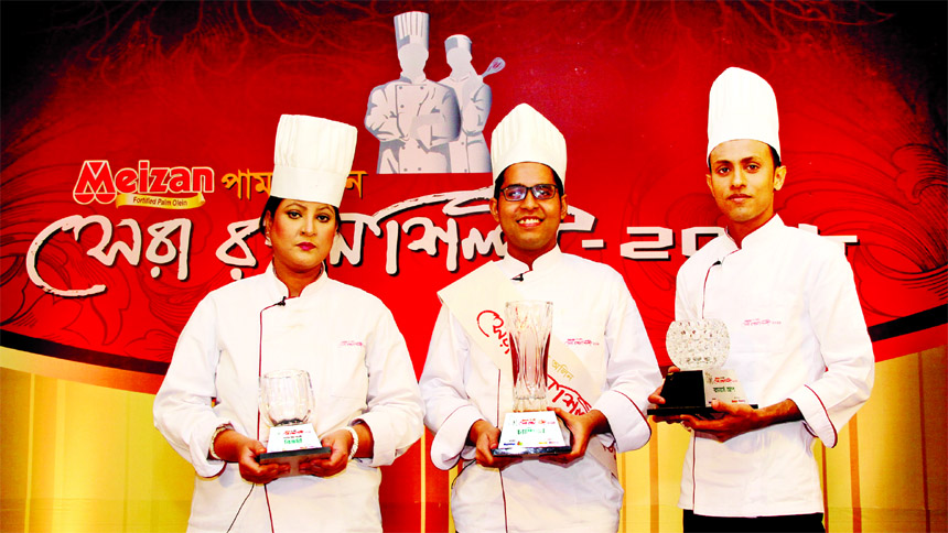 Redwan Ahmed, Meizan Palm Olein Shera Rondhonshilpi 2018 with the champion trophy.