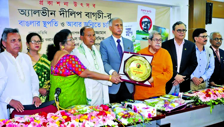 National Professor Dr. Anisuzzaman and former Vice-Chancellor of Dhaka University AAMS Arefin Siddique handing over citation to writer Alvin Dilip Bagchi at the publication ceremony of two books titled 'Banglar Sthapati and Abar Janmite Chahi' written