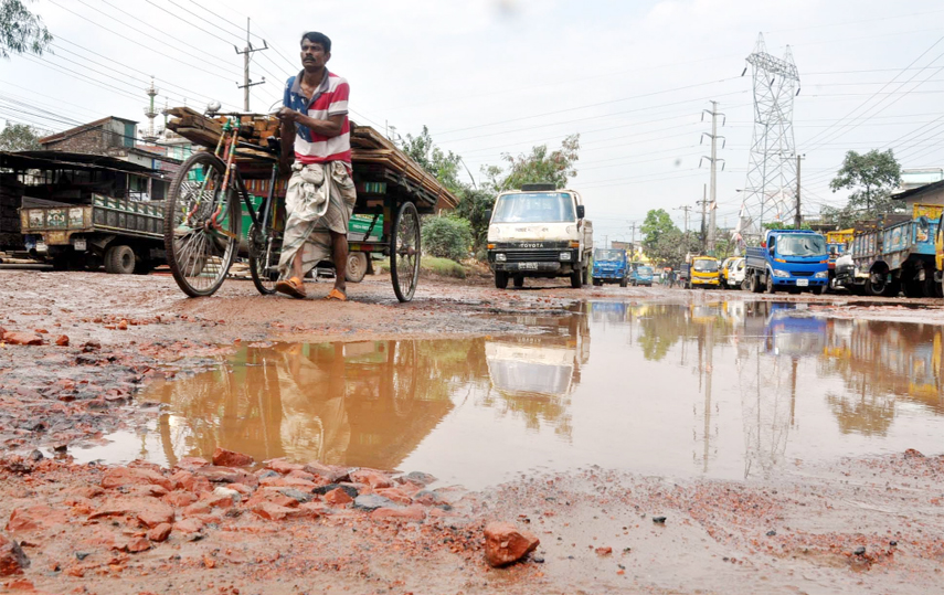 Torrential rain causing sufferings to people as road has been submerged .This picture was taken from Port City's Sagorika Crossing yesterday.