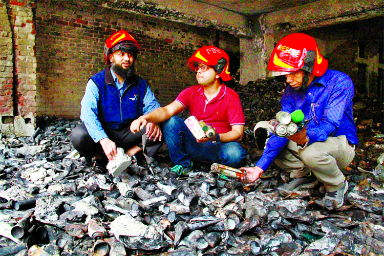 BUET Chemical Engineering Department experts collecting evidences of possible fire origin at Churihatta in Chawkbazar on Tuesday.