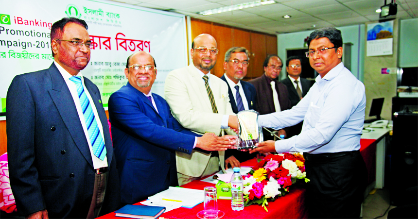 Deputy Managing Director of Islami Bank Bangladesh Limited Abu Reza Md. Yeahia, distributing the prizes as chief guest among the winners of month long iBanking Campaign organized by its Dhanmondi Branch in the branch premises on Tuesday. Senior officials