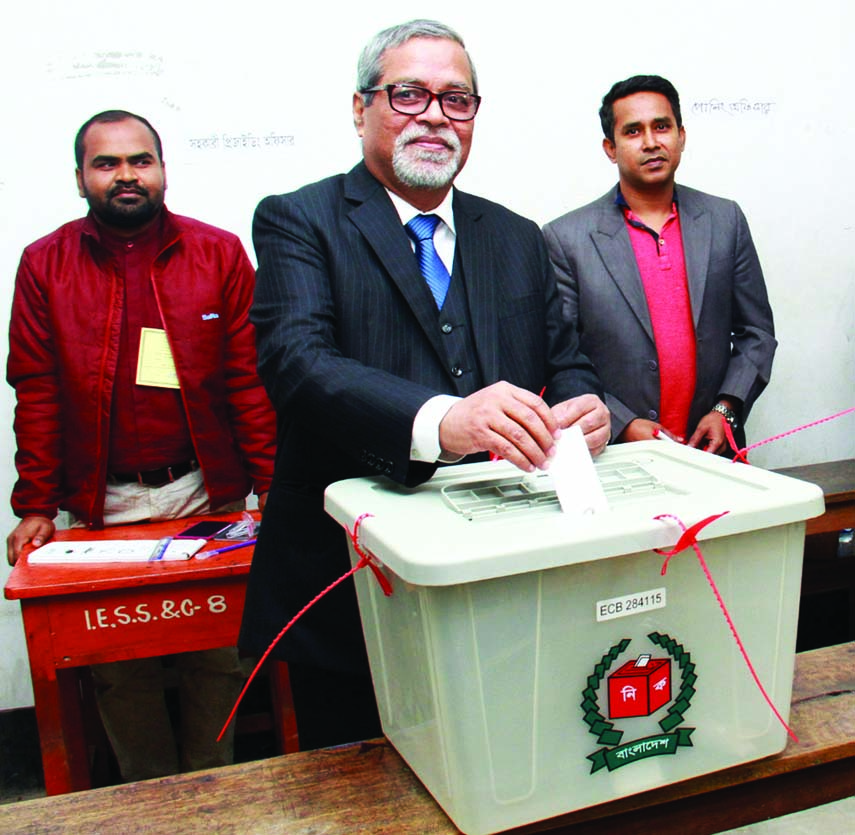 Chief Election Commissioner KM Nurul Huda casting his vote at the IES School and College polling center in the city's Uttara on Thursday on the mayoral election of Dhaka North City Corporation.