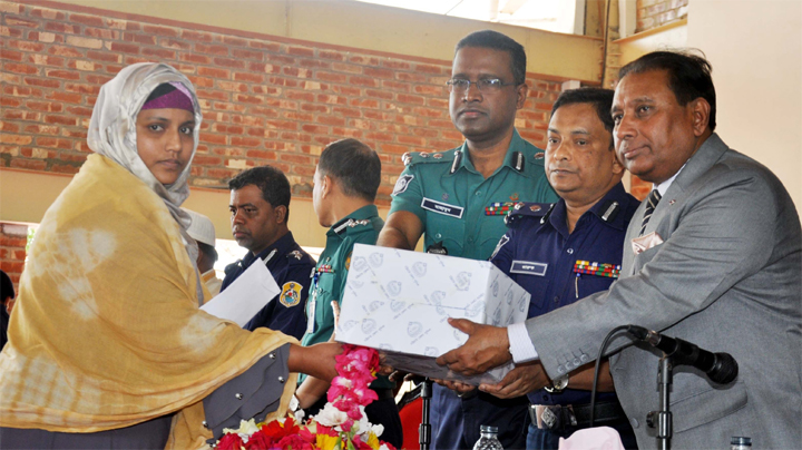 CU VC Prof Dr Iftekar Uddin Chowdhury distributing crest and prizes among the relatives of deceased police officers at a function at District Police Line yesterday. Among others, Chattogram Range DIG Khandaker Golam Faruk and CMP Commissioner Mahabubur