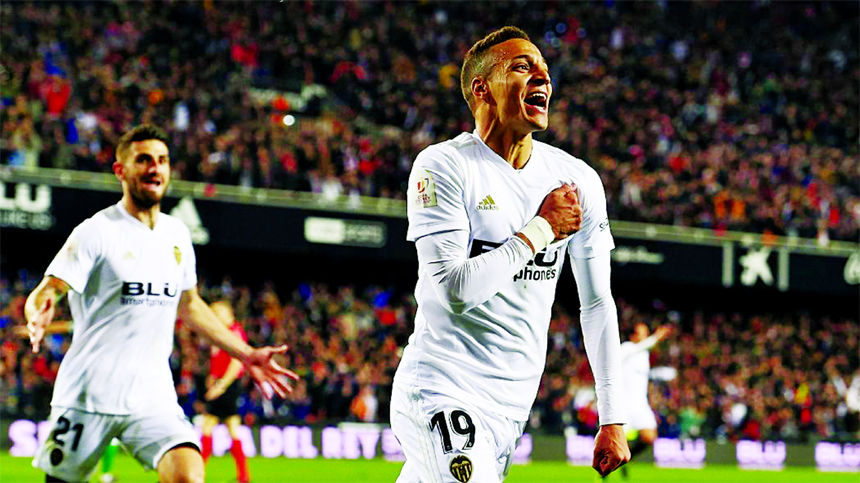 Rodrigo Moreno (right) of Valencia celebrates after scoring the winning goal against Real Betis in a soccer match of Copa del Rey at Mestalla on Thursday.