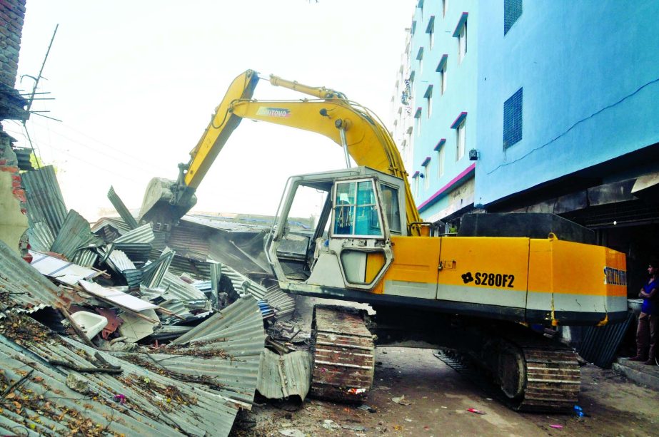 Roads and Highways Directorate evicted illegal structures built on its land at Konapara area in Jatrabari on Sunday.