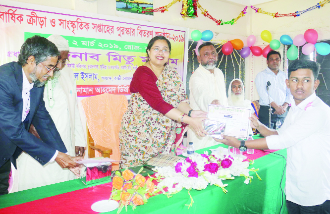 MURADNAGAR (Cumilla):Mitu Marium, UNO, Muradnagar Upazila distributing prizes among the winners of annual sports and cultural competition of Noman Ahmed Degree College as Chief Guest on Saturday.