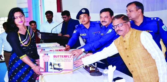 RANGPUR: Mizanur Rahman, SP, Rangpur distributing sewing machines among the transgender people at a function arranged by voluntary organisation 'Swapna Puron' at Police Community Hall as Chief Guest on Monday.