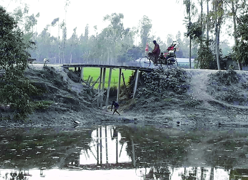 ULIPUR ( Kurigram): An iron bridge is needed immediately at Hokdanga Hajipara village in Ulipur Upazila. This picture was taken yesterday.