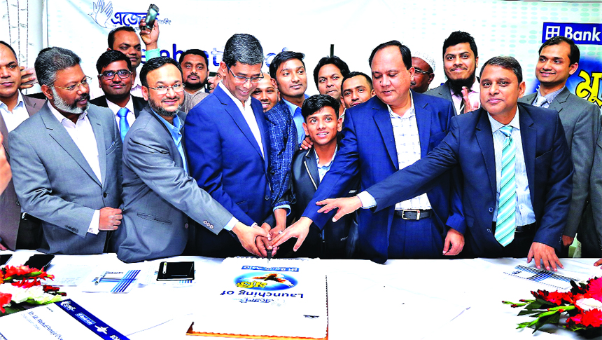 Md. Arfan Ali, Managing Director of Bank Asia Limited, inaugurating its Agent Banking campaign 'Mukti' by cutting a cake at a hotel in the city recently. Muhammed Zahirul Alam, SEVP, Sarder Akhter Hamed, EVP, SM Anisuzzaman, Head of Agent Banking, Md. A