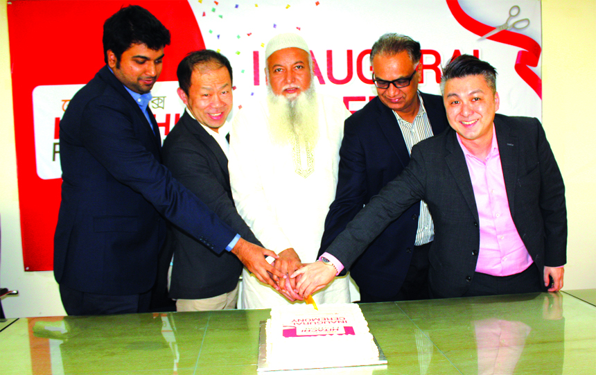 Hiroshi Honda, General Manager of Hitachi Home Electronics Asia (Pvt.) Limited along with Syed Asaduzzaman, Managing Director of Best Electronics Limited (Authorized distributor of Hitachi Bangladesh), jointly inaugurating the 'Hitachi Festival' offer t