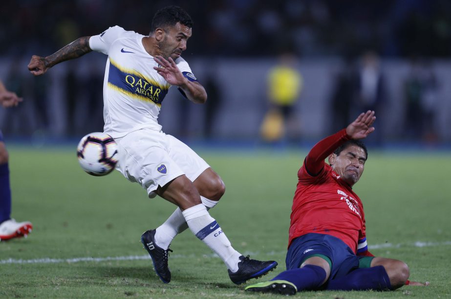 Carlos Tevez of Argentina's Boca Juniors (left) fights for the ball with Edward Zenteno of Bolivia's Jorge Wilstermann during a Copa Libertadores soccer match in Cochabamba, Bolivia on Tuesday.
