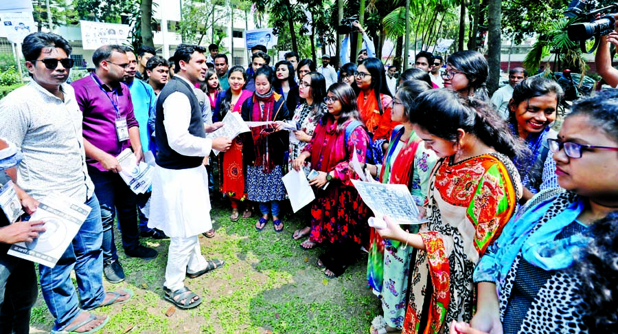 President candidate of Chhatra League panel Rezanul Haque Chowdhury distributing leaflets among the students on Dhaka University campus on Thursday ahead of DUCSU election.