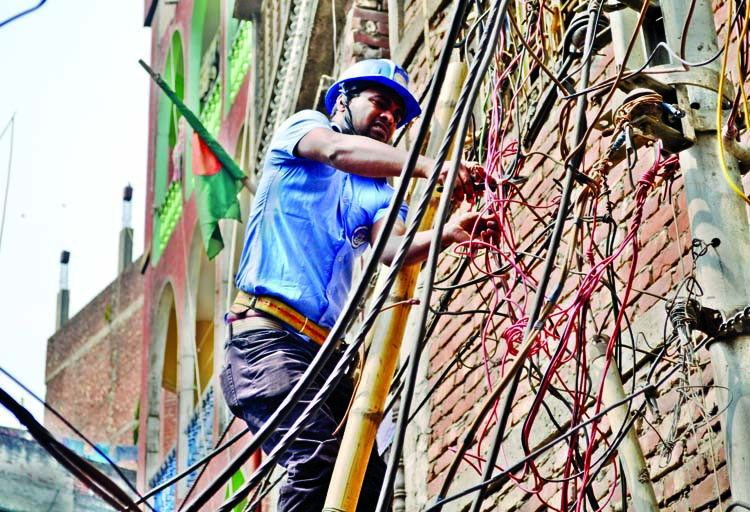 In a bid to continuous eviction at Old Dhaka, DSCC staff cut off power connections to illegal chemical warehouses, factories at North-South Road on Thursday.