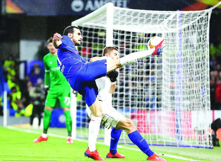 Chelsea's Davide Zappacosta (left) and Dynamo Kiev's Vitaliy Mykolenko challenge for the ball during the Europa League round of 16, first leg soccer match between Chelsea and Dynamo Kiev at Stamford Bridge stadium in London on Thursday.