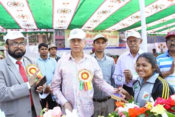 Chairman of the Governing Body of Dhaka Commerce College Professor Dr Shafiq Ahmed Siddique distributing the prize to a winner of the Annual Sports Competition of Dhaka Commerce College, at City Club Ground in the city's Pallabi recently.