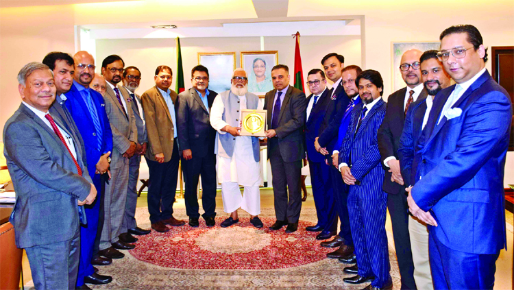 Osama Taseer, President of Dhaka Chamber of Commerce & Industry (DCCI) along with its Board of Directors handing over a crest to Prime Minister's Private Industry and Investment Adviser Salman F Rahman at his office on Sunday. Waqar Ahmad Choudhury, Seni