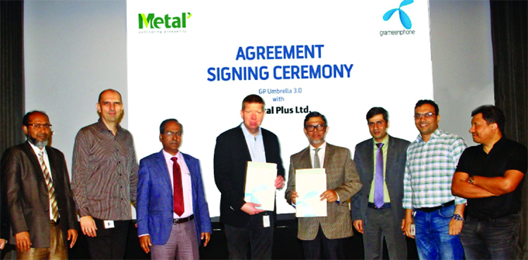 Sadid Jamil, Managing Director of Metal Plus Engineers Limited and Karl Eric Brotten, Chief Financial Officer of Grameen Phone Limited, exchanging an agreement signing document for the maintenance work of BTS Tower core MSC (Umbrella 3) at GP corporate of