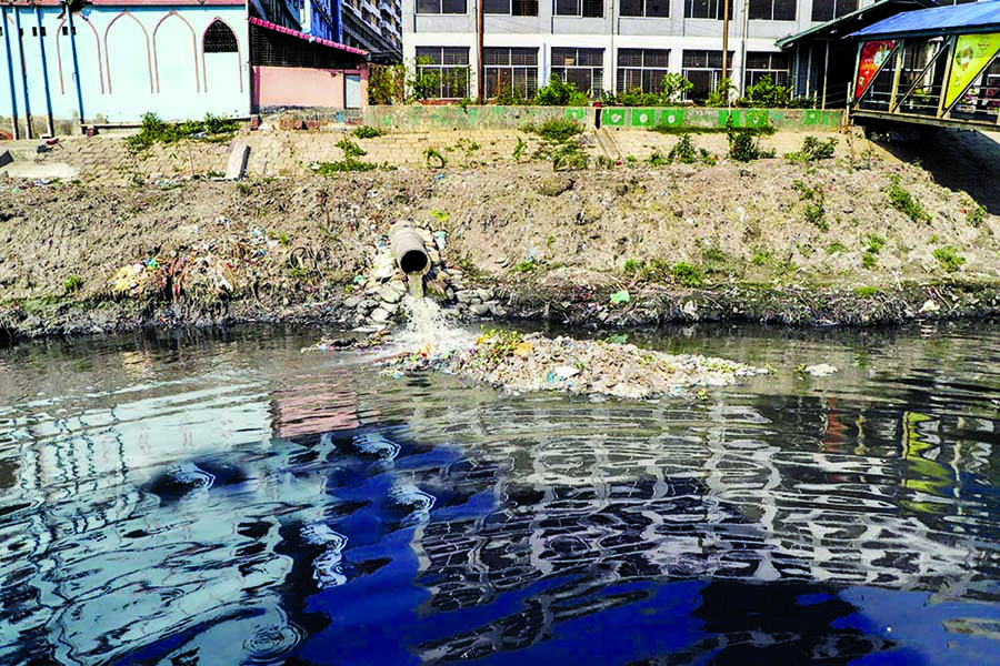 Unrelented dumping of solid waste and flow of used liquid chemicals from nearby factories polluting the water of the River Buriganga in absence of monitoring by the authority though eviction drive is being continue to save the river from grabbers. This ph