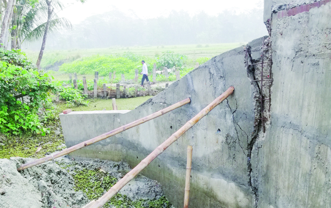 PATUAKHLAI: Crack has been found in the 40 -feet long under construction bridge on Kumarkhali canal at Kuripika Village in Sadar Upazila yesterday.