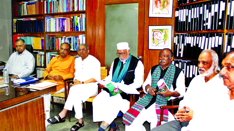 Convener of Jatiya Oikyafront Dr Kamal Hossain speaking at a press briefing after the Steering Committee meeting of Oikyafront at his Motijheel Chamber on Monday.