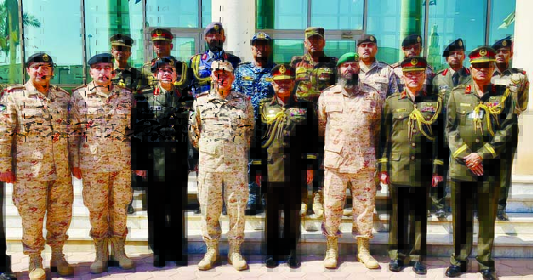 Chief of Army Staff General Aziz Ahmed poses for a photo session while he visited Mubarak Al-Abdullah Joint Command and Staff College in Kuwait on Tuesday. ISPR photo