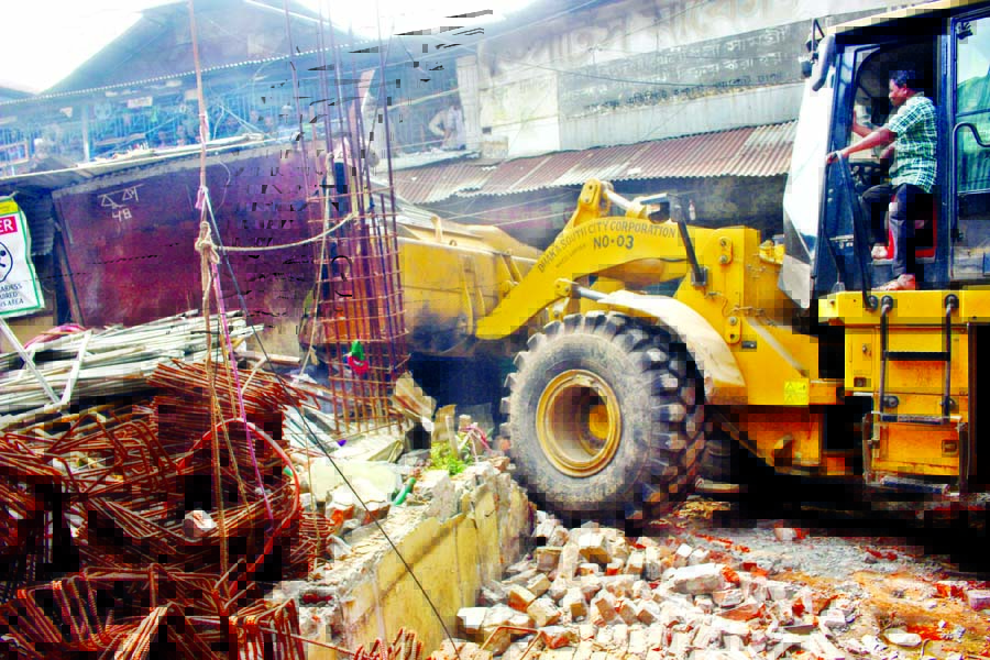 DSCC authorities started its drive to evict illegal structures at Bangabandhu Avenue on Wednesday.