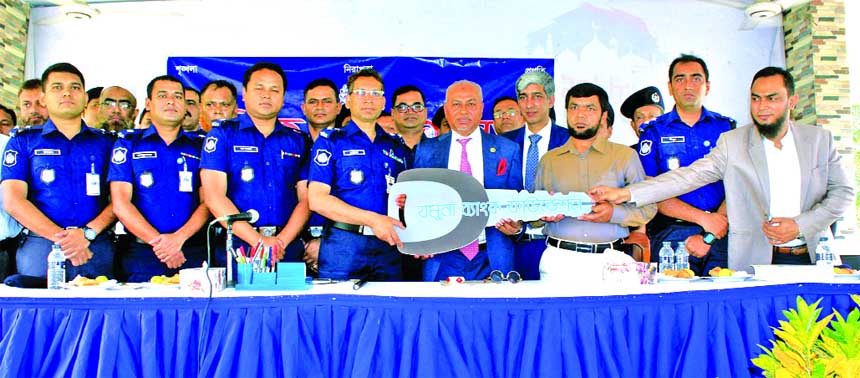 Nur Mohammed, Chairman of Jamuna Bank Foundation, handing the key of ambulance to Mohammad Jayedul Alam, Police Super of Munshigonj at his office recently. Local employees of the Bank and higher officials of Munshigonj Zilla police were also present on th